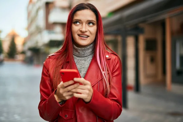 Jovem Caucasiana Sorrindo Feliz Usando Smartphone Cidade — Fotografia de Stock