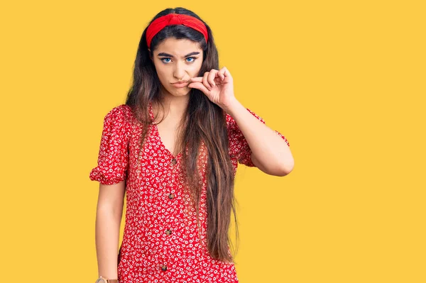Brunette Teenager Girl Wearing Summer Dress Mouth Lips Shut Zip — Stock Photo, Image