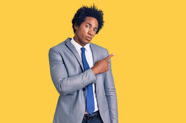 Schöner Afrikanisch Amerikanischer Mann Mit Afro Haaren Und Business Jacke — Stockfoto