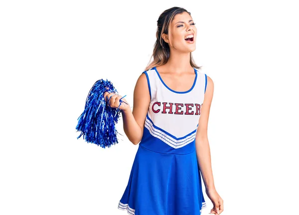 Ung Vacker Kvinna Bär Cheerleader Uniform Arg Och Galen Skrikande — Stockfoto