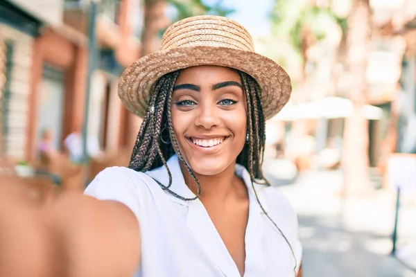 Mladá Africká Americká Žena Copánky Úsměvem Šťastný Přičemž Selfie Obrázek — Stock fotografie