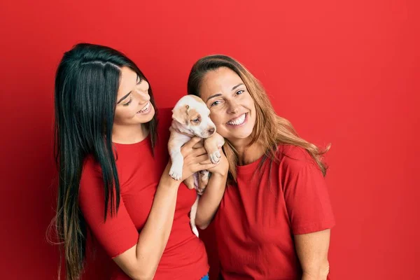 Güzel Spanyol Anne Kızı Gülümseyerek Izole Edilmiş Kırmızı Arka Planda — Stok fotoğraf
