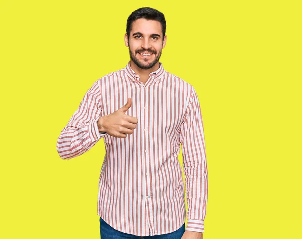 Mladý Hispánec Obchodní Košili Dělá Šťastné Gesto Rukou Nahoru Schválení — Stock fotografie
