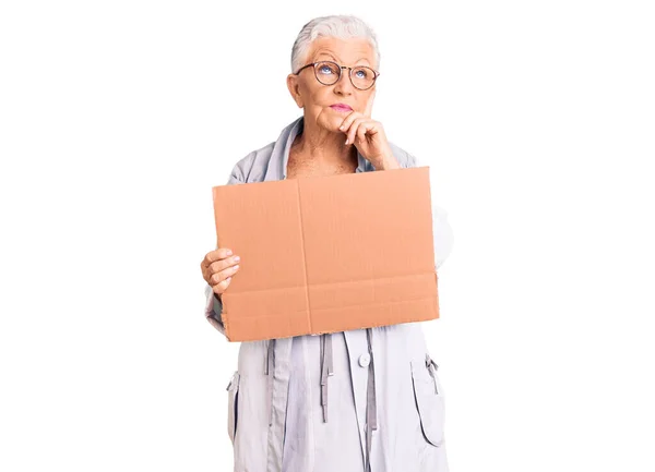 Senior Beautiful Woman Blue Eyes Grey Hair Holding Need Change — Stock Photo, Image