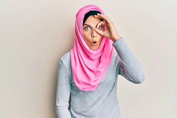 Giovane Donna Caucasica Indossa Tradizionale Sciarpa Hijab Islamico Facendo Gesto — Foto Stock