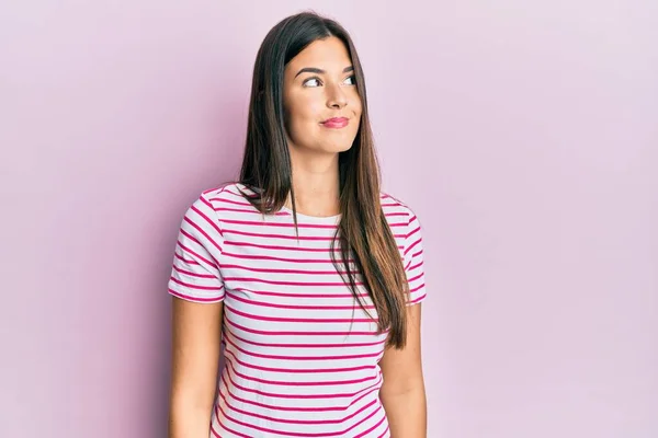 Mujer Morena Joven Con Ropa Casual Sobre Fondo Rosa Sonriendo —  Fotos de Stock