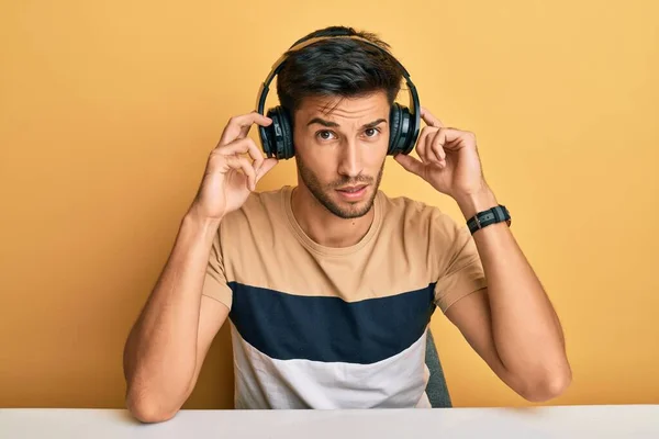 Jovem Bonitão Ouvindo Música Usando Fones Ouvido Sem Noção Expressão — Fotografia de Stock