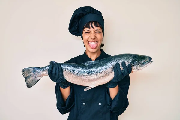 Hermosa Mujer Morena Chef Profesional Sosteniendo Pescado Salmón Fresco Sacando —  Fotos de Stock