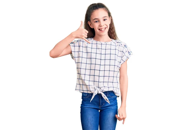 Linda Niña Hispana Vistiendo Ropa Casual Sonriendo Haciendo Gesto Telefónico —  Fotos de Stock