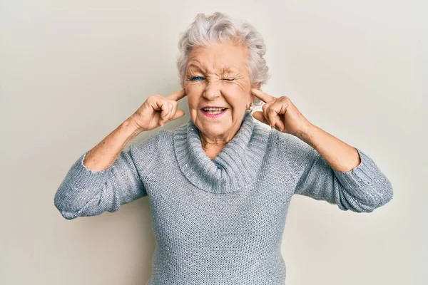 Donna Anziana Dai Capelli Grigi Che Copre Orecchie Con Dita — Foto Stock