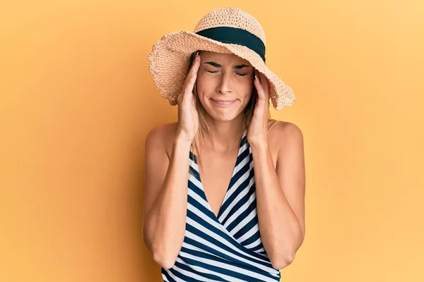 Bella Donna Bionda Che Indossa Cappello Estivo Con Mano Sulla — Foto Stock