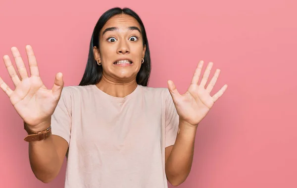 Jonge Aziatische Vrouw Casual Kleding Bang Doodsbang Met Angst Uitdrukking — Stockfoto