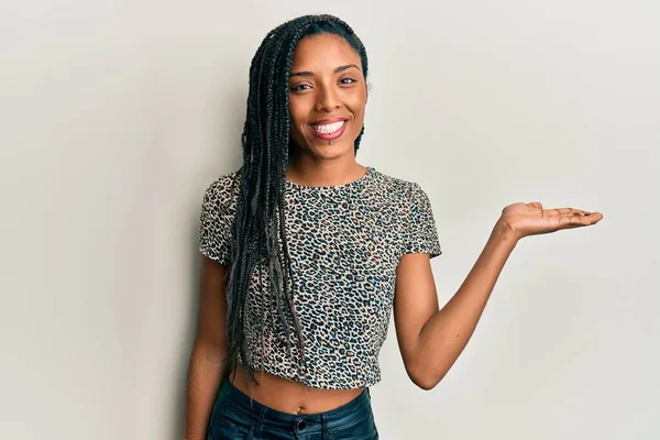 Afroamerykanka Ubrana Luźne Ubrania Uśmiechnięta Pogodna Prezentacja Wskazująca Dłonią Aparat — Zdjęcie stockowe