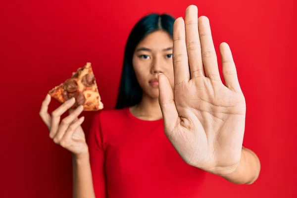 Jovem Chinesa Segurando Pizza Italiana Com Mão Aberta Fazendo Sinal — Fotografia de Stock