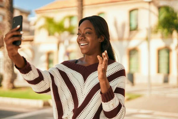Молода Афроамериканська Жінка Посміхається Радісно Телефонує Допомогою Смартфона Місті — стокове фото