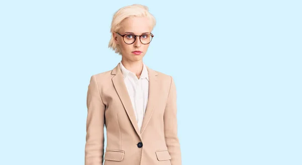 Ung Blond Kvinna Bär Affärskläder Och Glasögon Avslappnad Med Allvarliga — Stockfoto