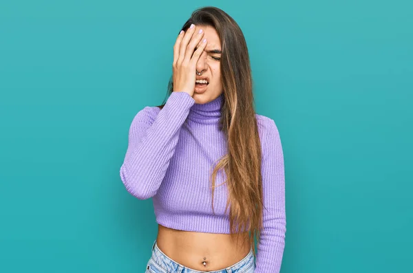 Jovem Hispânica Vestindo Roupas Casuais Bocejando Cansado Cobrindo Metade Rosto — Fotografia de Stock