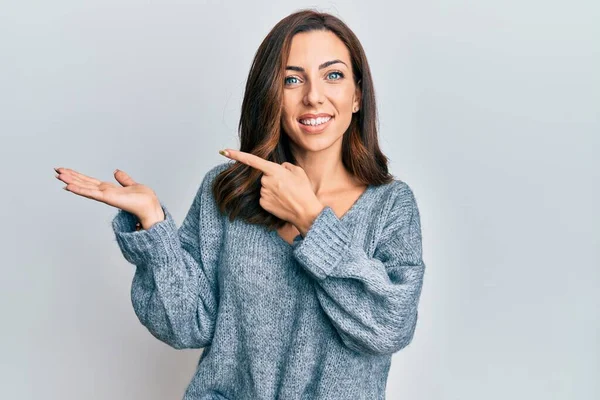 Jonge Brunette Vrouw Dragen Casual Winter Trui Verbaasd Glimlachen Naar — Stockfoto