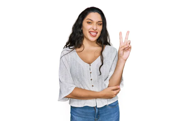 Mujer Joven Morena Vistiendo Ropa Casual Sonriendo Con Cara Feliz — Foto de Stock