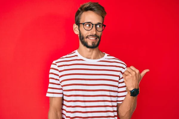 Knappe Blanke Man Met Baard Casual Kleding Bril Glimlachend Met — Stockfoto