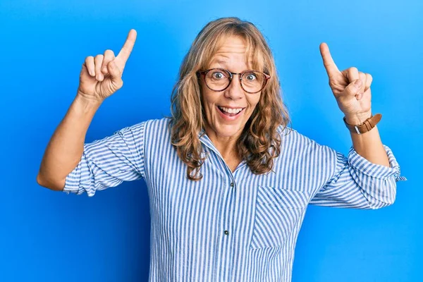 Mujer Rubia Mediana Edad Vistiendo Ropa Casual Gafas Sonriendo Sorprendida —  Fotos de Stock