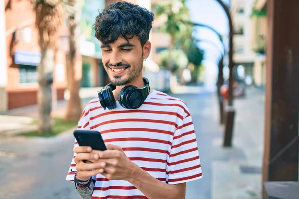 Kulaklık Takan Şehir Caddesinde Akıllı Telefon Kullanan Genç Bir Spanyol — Stok fotoğraf
