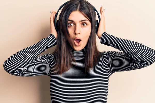 Jovem Menina Bonita Ouvir Música Usando Fones Ouvido Assustado Espantado — Fotografia de Stock