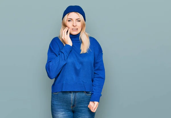 Junge Kaukasische Frau Wollenen Winterpullover Und Mütze Die Den Mund — Stockfoto