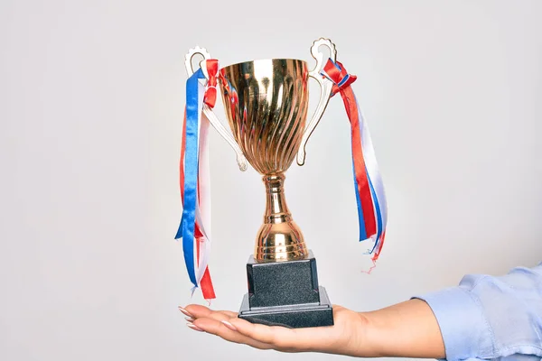 Mano Mujer Joven Caucásica Sosteniendo Trofeo Dorado Sobre Fondo Blanco — Foto de Stock