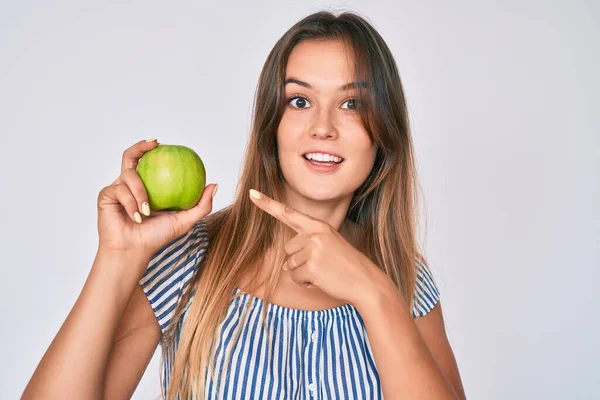 Schöne Kaukasische Frau Hält Grünen Apfel Und Lächelt Glücklich Und — Stockfoto