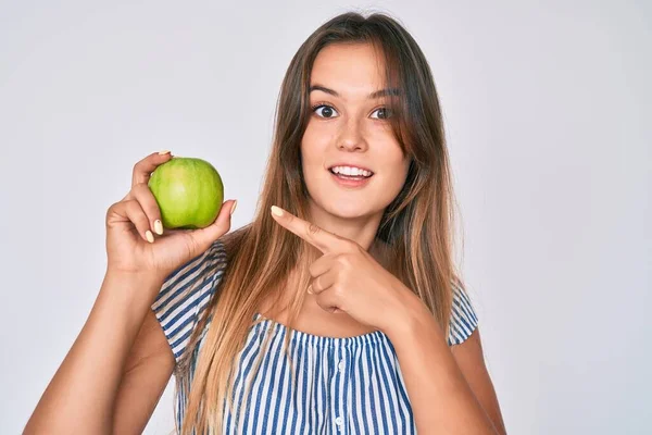 Bella Donna Caucasica Che Tiene Mela Verde Sorridente Felice Indicando — Foto Stock