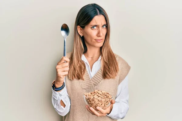 Brunette Jonge Vrouw Het Eten Van Gezonde Volkoren Granen Met — Stockfoto