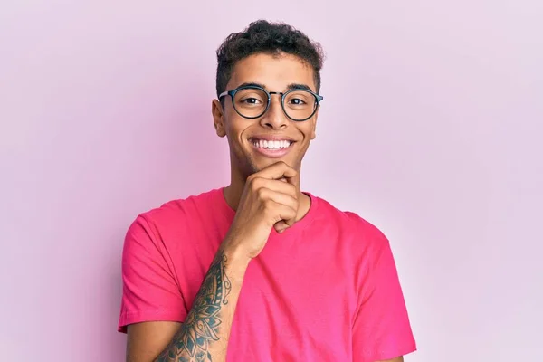 Fiatal Jóképű Afro Amerikai Férfi Szemüveget Visel Rózsaszín Háttérrel Magabiztosan — Stock Fotó