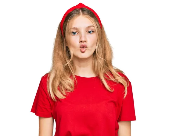 Gyönyörű Fiatal Kaukázusi Lány Alkalmi Piros Pólóban Halfejet Vágva Ajkakkal — Stock Fotó