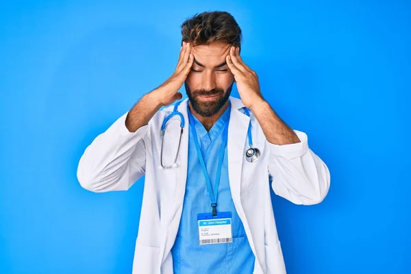 Junge Hispanische Mann Arztuniform Und Stethoskop Leiden Unter Kopfschmerzen Verzweifelt — Stockfoto