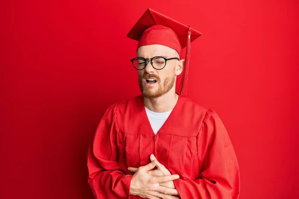 Νεαρός Κοκκινομάλλης Φοράει Κόκκινο Καπέλο Αποφοίτησης Και Επίσημη Ρόμπα Χέρι — Φωτογραφία Αρχείου