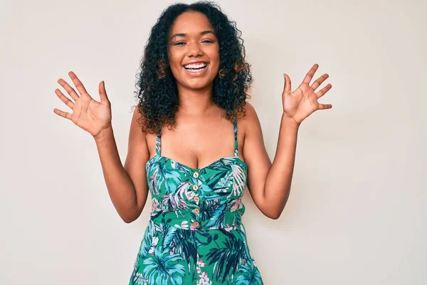 Młoda Afroamerykanka Ubrana Luźne Ubrania Pokazująca Wskazująca Palcami Numer Dziesięć — Zdjęcie stockowe