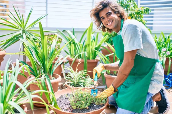 Jonge Spaanse Tuinman Glimlachend Vrolijke Zorgzame Planten Met Behulp Van — Stockfoto