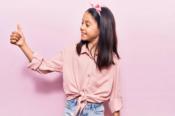 Mooi Kind Meisje Dragen Casual Kleding Kijken Trots Glimlachen Doen — Stockfoto