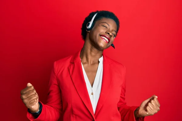 Chica Afroamericana Joven Con Auriculares Agente Call Center Muy Feliz —  Fotos de Stock