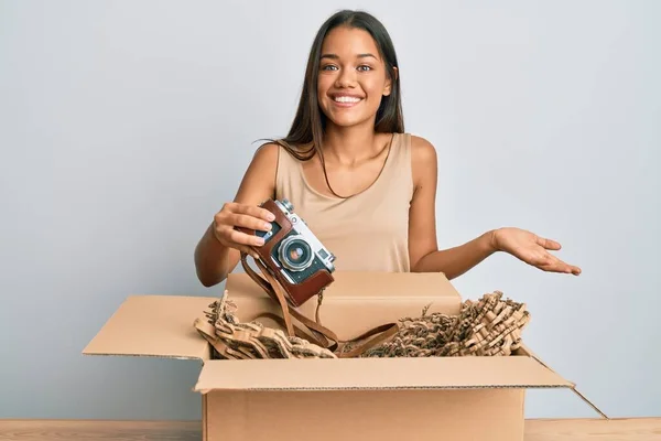 Beautiful Hispanic Woman Taking Vintage Camera Box Celebrating Achievement Happy — Stock Photo, Image