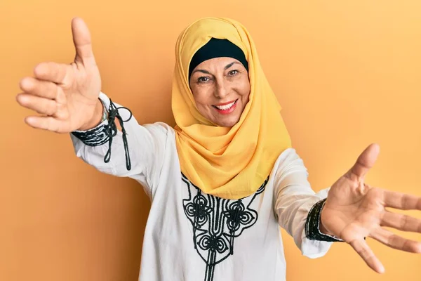 Middelbare Leeftijd Spaanse Vrouw Draagt Traditionele Islamitische Hijab Sjaal Kijken — Stockfoto