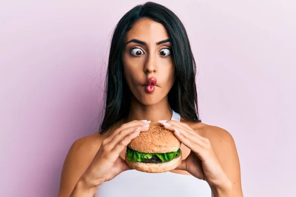 Krásná Hispánská Žena Jíst Chutný Klasický Burger Dělat Ryby Tvář — Stock fotografie