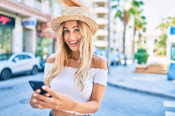 Νεαρή Ξανθιά Τουρίστρια Χαμογελώντας Ευτυχισμένη Χρησιμοποιώντας Smartphone Στην Πόλη — Φωτογραφία Αρχείου
