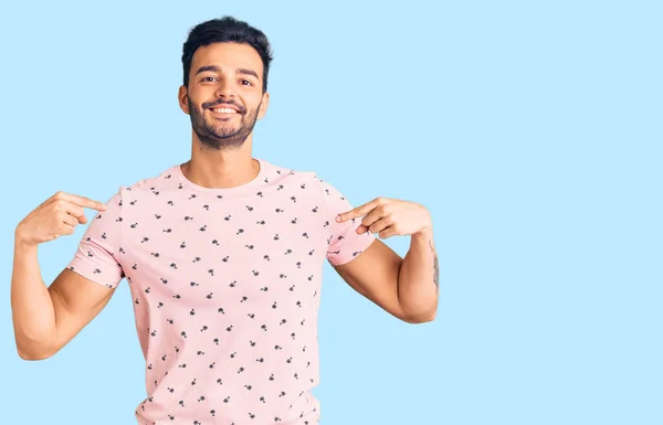 Ung Stilig Hispanic Man Bär Casual Kläder Ser Säker Med — Stockfoto