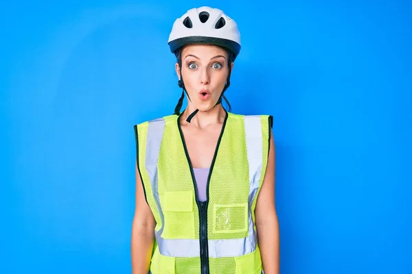 Giovane Ragazza Caucasica Indossa Casco Bici Gilet Riflettente Spaventato Stupito — Foto Stock