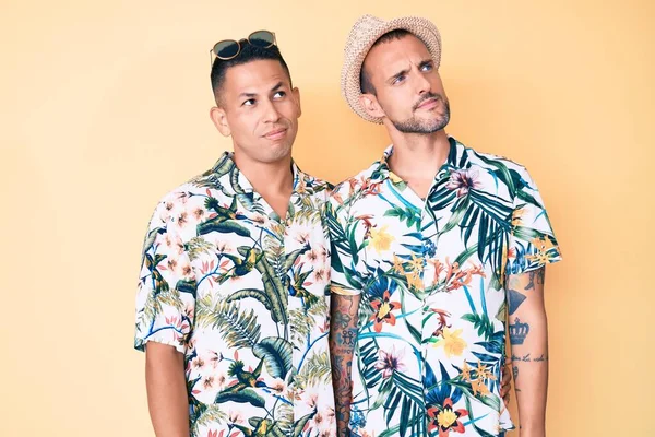 Молода Пара Двох Чоловіків Носить Літній Капелюх Гавайську Сорочку Посміхаючись — стокове фото