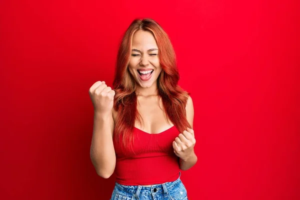 Jovem Mulher Ruiva Bonita Vestindo Roupas Casuais Sobre Fundo Vermelho — Fotografia de Stock