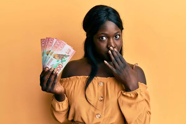 Africká Mladá Žena Držící 100 Novozélandských Dolarů Bankovky Ústa Rukou — Stock fotografie