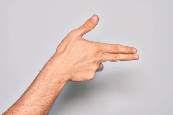 손가락을 코카서스 젊은이의 손가락으로 기호를 목표로 게제하는 — 스톡 사진